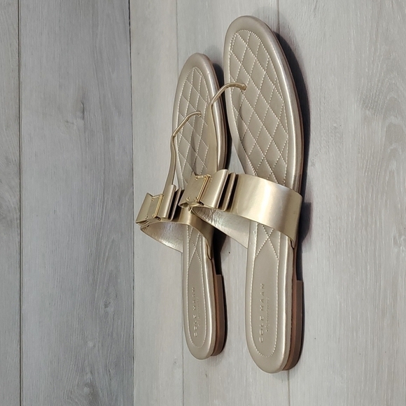 Cole Haan Womens T strap Gold Bow Sandals Flats Flip flop shoes sz 9.5B - Picture 3 of 10